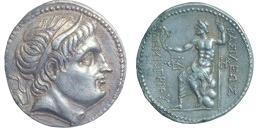 τα χρόνια του Αλεξάνδρου (336-323 π.φ.) το μακεδονικό τετράδραχμο κατέκλυσε τις αγορές της Μεσογείου αντικαθιστώντας το διεθνές νόμισμα της εποχής, τις αθηναϊκές γλαύκες.