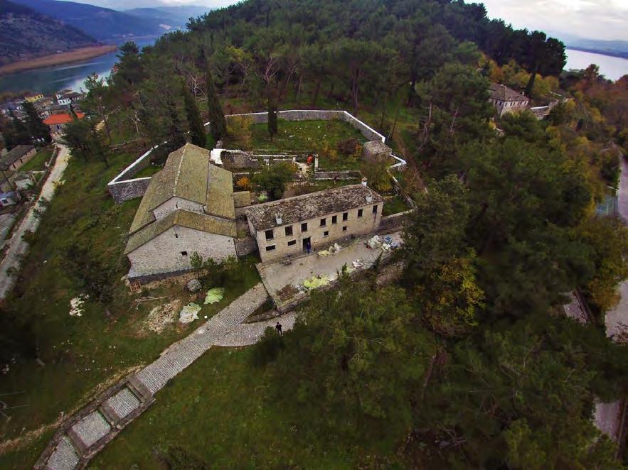 Στο Νησί υπάρχουν φημισμένες Μονές που αποτελούν χαρακτηριστικά παραδείγματα αρχιτεκτονικής με μεγάλη ιστορική αξία και εξαιρετικά δείγματα αγιογραφιών που προστατεύονται θεσμικά ως κηρυγμένα μνημεία.