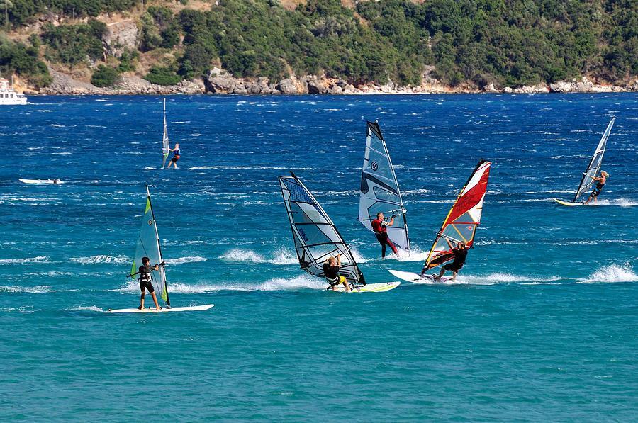 Τους καλοκαιρινούς μήνες με τη βοήθεια των θερμικών ανέμων (μαΐστρος - mistral).