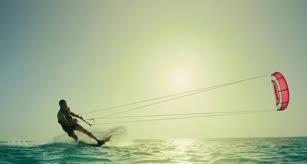 Το kitesurf προέρχεται από το συνδυασμό πολλών άλλων αθλημάτων (windsurfing, waterski, wakeboard, paragliding) και από μια άποψη θα μπορούσε να θεωρηθεί η φυσική εξέλιξη του windsurfing, αφού η χρήση
