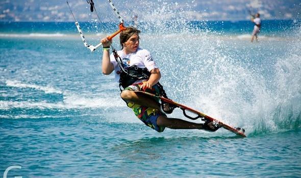 Το βασικό χαρακτηριστικό, που διακρίνει το kitesurf, είναι η δύναμη της άντωσης, η τρίτη δηλαδή δύναμη, που έχει προστεθεί, με την οποία ο