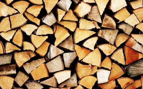 Bereitstellung eines ausgezeichneten Kraftstoffes mit hohen Leistungen und niedrigen Emissionen. Das Holz wird nach Weichholz und Hartholz je nach Gewicht in kg eines Kubikmeters aufgeteilt.