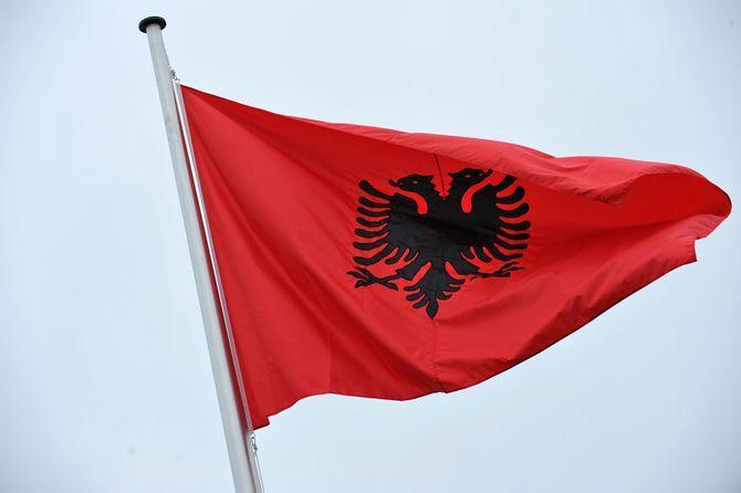 θαη αθνινπζεί ηα ιόγηα ηνπ ηξαγνπδηνύ. Σν πνιπθσληθό ηξαγνύδη εθηειείηαη θπξίσο από ηέζζεξηο εθηειεζηέο αιιά κπνξεί λα θηάζεη θαη ηνπο δέθα.