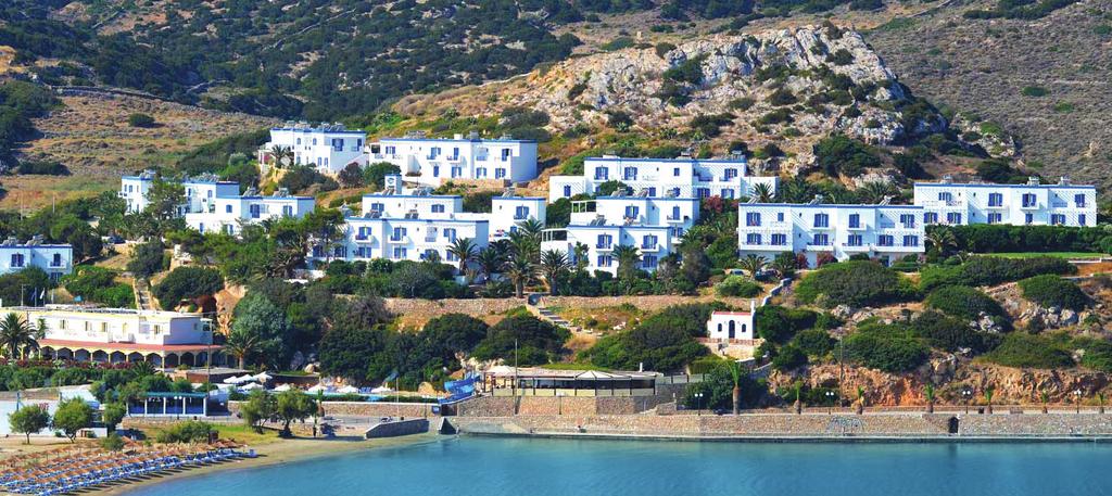 από την αρχοντική Ερμούπολη, με πανοραμική θέα στην μεγαλύτερη αμμώδη παραλία του νησιού, που βραβεύεται συνεχώς με γαλάζια σημαία.