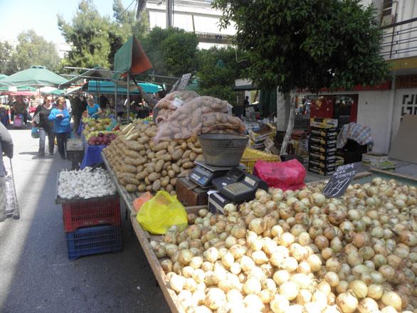 ΜΙΚΡΟΠΩΛΗΤΗΣ ΣΕ ΛΑΪΚΗ ΑΓΟΡΑ Εκπαίδευση: Βασική εκπαίδευση «Δεν πήγαμε στο γυμνάσιο εμείς» Ικανότητες Δεξιότητες: Ικανότητα διαπραγμάτευσης Ευρηματικότητα και αμεσότητα «Είμαστε λαϊκοί άνθρωποι»