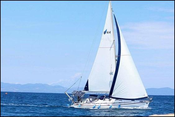 Mamillo Bavaria 44 Πλήρωμα : Κατόπιν αιτήματος: Μέγιστη χωρητικότητα 8 άτομα, μήκος 13,41 μέτρα 3 διπλές καμπίνες, 1 κουκέτα, Wi-Fi, 2 τουαλέτες με ντους,1 εξωτερικό ντους, κλιματισμός Πλοίαρχος και