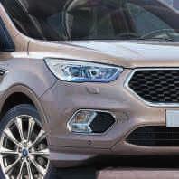 ζάντες ελαφρού κράματος 18" 10 ακτίνων Vignale Προβολείς υψηλής έντασης Bi-Xenon HID με φώτα ημέρας LED Πίσω φώτα LED Ηλεκτρικά αναδιπλούμενοι εξωτερικοί καθρέφτες με μνήμη ρύθμισης Active Park