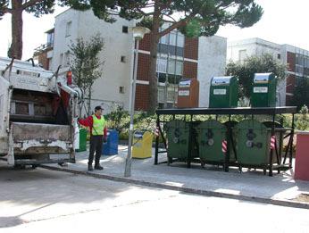 Εικόνα 58:Υπογειοι Κάδοι η εξωτερική µονάδα Το υπόγειο τµήµα καλύπτεται µε πλατφόρµα πεζοδρόµου, η οποία βρίσκεται στη στάθµη του πεζοδροµίου, κατασκευασµένη από αλουµίνιο ή ανοξείδωτο ατσάλι