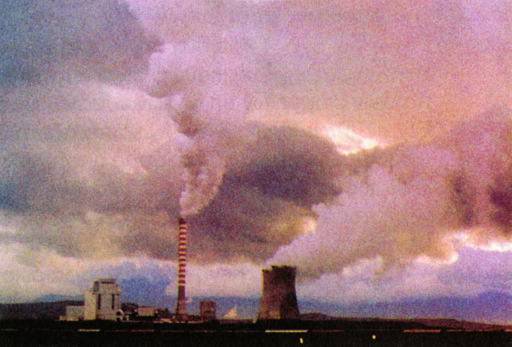 Εικόνα 2.14: Απελευθέρωση τεράστιων ποσοτήτων διοξειδίου του άνθρακα στην ατμόσφαιρα από βιομηχανία 2.3.