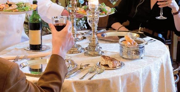 bon ton na novoto vreme zadolæitelni maniri za gostite no i za personalot 10na restoranite Piπuvaat: Radmila PAVLOVSKA Goran IGI Muπterijata e sekogaπ vo pravo - ovaa aksioma na amerikanskata