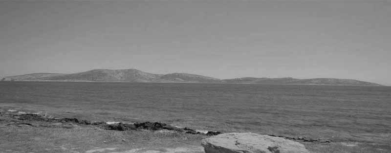 Φτάνοντας με καΐκι στην Κέρο μπορούσε να δει από μακριά τη δυτική πλευρά της σκαμμένη ως τη θάλασσα, το τοπίο κατεστραμμένο, τα χώματα αναμοχλευμένα.