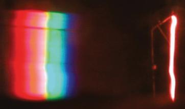 Στη φασματοσκοπία, το φως από μια πηγή, αφού ευθυγραμμίζεται, κατευθύνεται σε ένα φράγμα ώστε από την ανίχνευση του περιθλώμενου φωτός να αναλυθεί