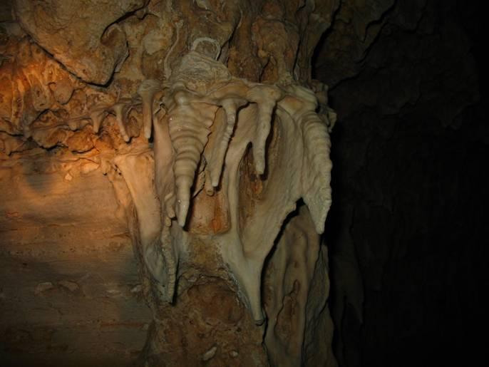 Το σπήλαιο αυτό είχαμε επισκεφτεί και με τους Μητσάκη Νίκο (Σ.ΕΛ.Α.Σ.), Καρτέρη Λευτέρη (ΣΠ.ΕΛ.Ε.Ο.), Λουκίδη Αλέξανδρο (ΣΠ.ΕΛ.Ε.Ο.) στο τέλος της δραστηριώτητας του καθαρισμού της Σαραντασκαλιώτισσας την 1-12-06.