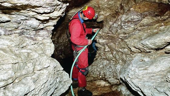 Σπήλαιο-καταβόθρα «έρσιος», Παλαιόχωρα Αρκαδίας Σιφόνια Οι σαµπρέλες του 2005 Φέτος ανακαλύψαµε τρόπο να κρίνουµε που βρίσκεται η στάθµη της άλλης άκρης του σωλήνα µπορεί να φανεί χρήσιµο