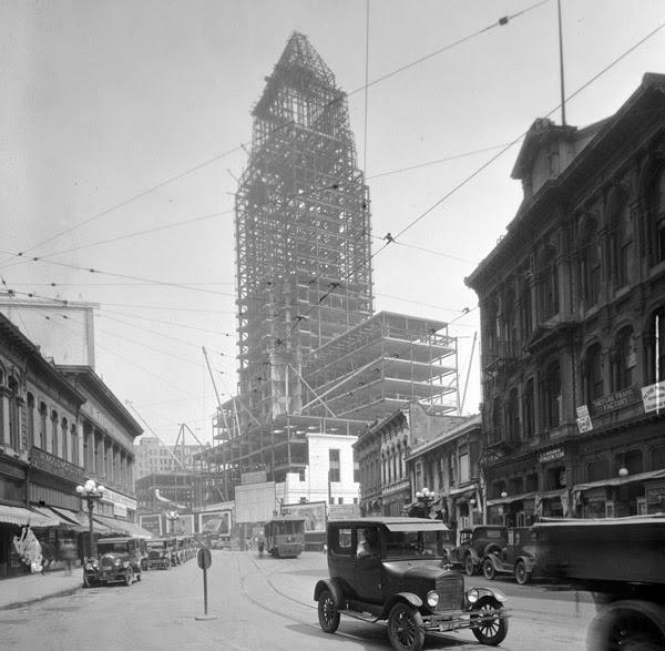 Εικόνα 7 - Κατασκευή City Hall (εμπορικού κέντρου) στην καρδιά του Λος Άντζελες το 1927 Εκτός αυτού, όλο και πιο πολλοί εργαζόμενοι μπορούσαν να αντέξουν οικονομικά την απόκτηση σπιτιού