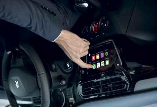 Αμέσως το μενού του smartphone σας εμφανίζεται στην οθόνη αφής του αυτοκινήτου, χάρη στο σύστημα Mirror Screen Triple Play*.