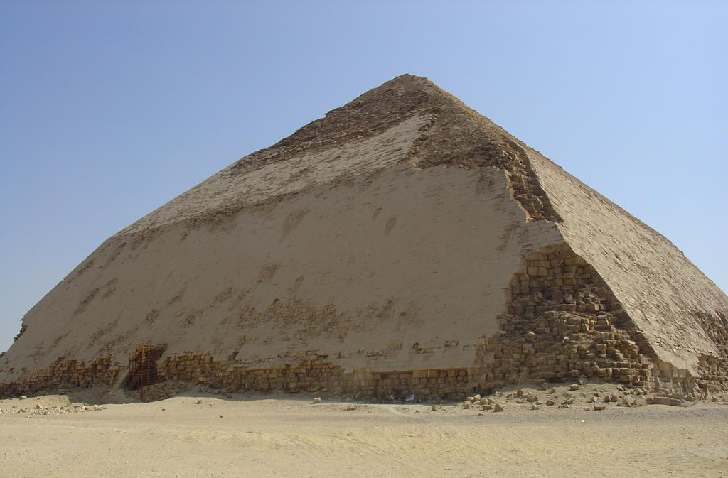 6 BORUT JURC IC ZLOBEC (a) Lomljena piramida v Dahshurju. (c) Keopsova piramida v Gizi (b) Rdec a piramida v Dahshurju. (d) Kefrenova piramida v Gizi Slika 3.