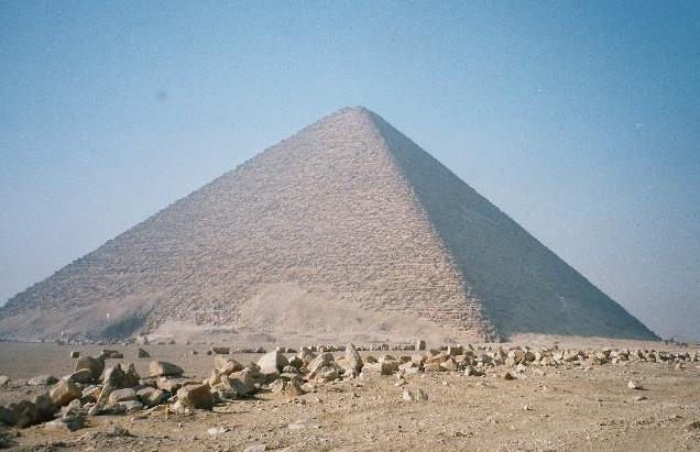 Ta piramida je med vsemi piramidami v tabeli 1 najbolj poloz na. Najvec ji naklonski kot ima piramida 17. Njen naklonski kot je 57 150 5300 in spada med srednje visoke piramide.