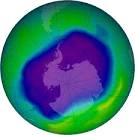 Το ατμοσφαιρικό όζον χωρίζεται σε 2 μεγάλες κατηγορίες, το στρατοσφαιρικό και το ατμοσφαιρικό. Το στρατοσφαιρικό όζον εκτείνεται κυρίως, από τα 15 έως περίπου τα 34-40 χλμ. πάνω από τη ΜΣΘ.