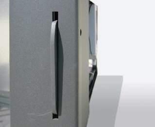 Il cassetto scorrevole permette di inserire facilmente il pellet estraendo il frontale. The sliding drawer allows the pellet to be inserted easily by removing the front.