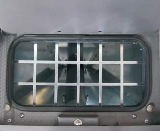 Manija desmontable para la seguridad de los niños. Αφαιρούμενη χειρολαβή για την ασφάλεια των παιδιών. Braciere rettangolare in acciaio per garantire una combustione perenne.