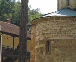 У манастиру је сахрањен и познати јунак Јован Добрача. 19 Код манастира Драче се и почетком XIX века на Успеније пресвете Богородице одржавао велики сабор.