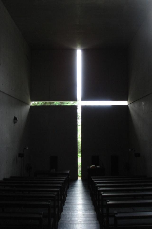 Η Εκκλησία του Φωτός, Οσάκα της Ιαπωνίας (1989) του Tadao Ando Ο Νομπόρου Καρουκόμε, ο ιερέας του ναού, νιώθει πολύ ικανοποιημένος με το κτίριο. «Μια προτεσταντική εκκλησία είναι εύκολη στο ξεκίνημα.