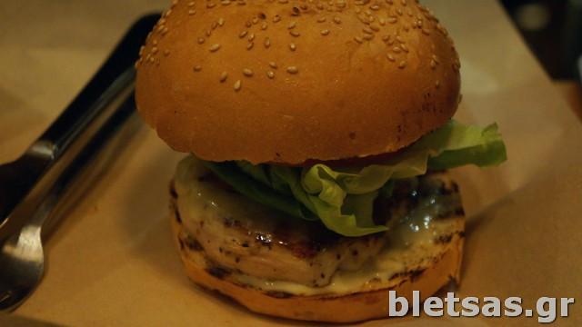 Ένα Cheese & Bacon Chilli Chicken Burger.