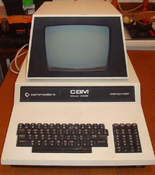 Ο πρώτος «μικροϋπολογιστής» (ή «προσωπικός υπολογιστής», PC) που κυκλοφόρησε στο εμπόριο ήταν ο Altair 8800 από τον Εντ Ρόμπερτς.