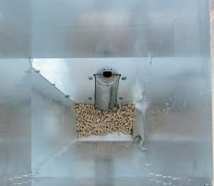 Il serbatoio del pellet può contenere fino a 57 kg di pellet per assicurare una lunga autonomia.. The pellet can contain up to 57 kg of pellets to ensure a long battery life.