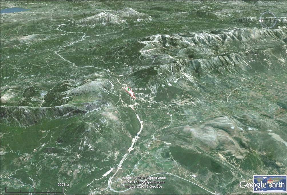 το λόγο συμπεριλήφθηκε στη χάραξη της Εγνατίας οδού. Η επόμενη ανάλογη φυσική διάβαση εντοπίζεται 20 χλμ. περίπου νοτιότερα, αφού παρακαμφθούν οι ορεινοί όγκοι της Παραμυθιάς. Εικόνα 5.2. Η φυσική διάβαση του Ελευθεροχωρίου (με κόκκινο περίγραμμα) στα όρη της Παραμυθιάς.