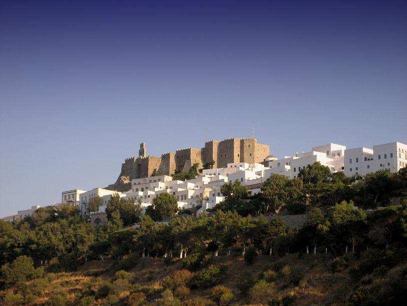 ΠΑΤΜΟΣ Αυτό το Πάσχα νιώστε βαθιά κατάνυξη και δείτε το ιερό νησί µέσα από τα µάτια και την καρδιά των φιλόξενων κατοίκων της Αναχώρηση: 12/04 6 Ημέρες Πάτµος.