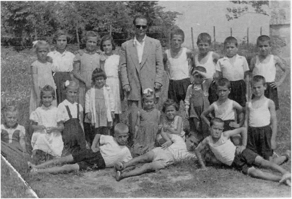 .. Το 1951 ήρθε στη Στράντζα το πρώτο φορτηγό και φορτώσαμε την προίκα της Βασιλικής Φουντή, που παντρεύτηκε στη Θεσσαλονίκη. Ψυχαγωγία Η γενιά μας ήταν ποδοσφαιρόφιλη.
