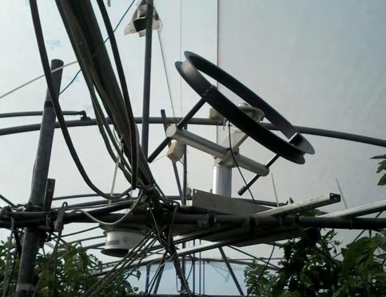 Εικόνα 12. Το δαχτυλίδι σκίασης CM121 εγκατεστημένο στο θερμοκήπιο. Η φασματική περατότητα των υλικών κάλυψης μετρήθηκε με την βοήθεια του φορητού σπεκτροραδιομέτρου (Li Cor 1800, Lincoln, NE, USA).