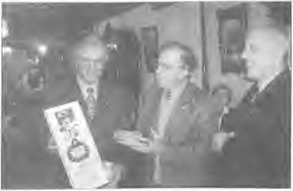 του κ. Νίκου Καλαϊτζή, παλαιού προσκόπου, για την προσφορά του στα 32 χρονιά της ένωσης. Διακρϊνοντσι ο τιμώμενος και ο πρόεδρος κ. Γρηγορης Σαραφογλου με τον γενικό γραμματέα κ. Τελίδη Σπυρο.