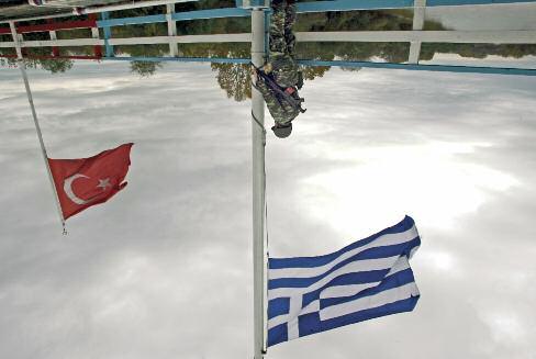 Διεθνή Υφεση και Ειρήνη σε ανακοίνωσή της με τίτλο: «Τα Ελληνοτουρκικά στη δίνη των ενδοϊμπεριαλιστικών ανταγωνισμών» ανάμεσα στα άλλα, τόνισε: «Οι εξελίξεις κονιορτοποιούν τους μύθους για την
