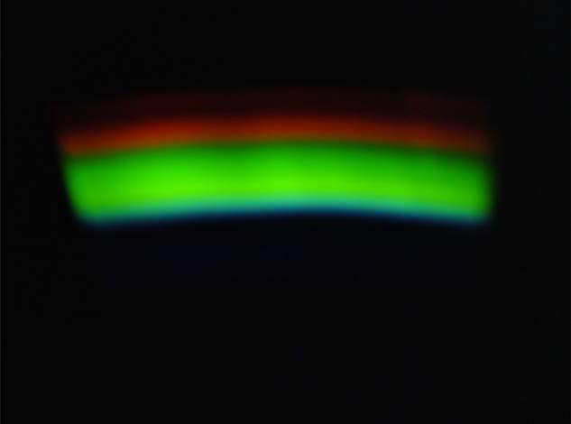 Obr 2 vľavo: Spektrum bieleho svetla; vpravo: Absorpčné spektrum chlorofylu V úlohe 2 sú otázky žiakom smerované k analýze výsledkov pozorovania roztoku chlorofylu.
