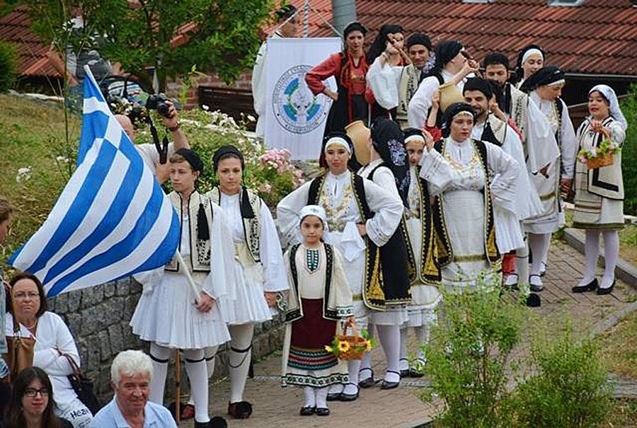 (φωτό 6) Τα χορευτικά τμήματα που πήραν μέρος ήταν τα εξής: Χορευτική Ομάδα του Ηπειρωτικού Συλλόγου Bielefeld Ελληνική Χορευτική Ομάδα Νέο Ελλάς Ελληνική Χορευτική Ομάδα της πόλης του Μπόχουμ