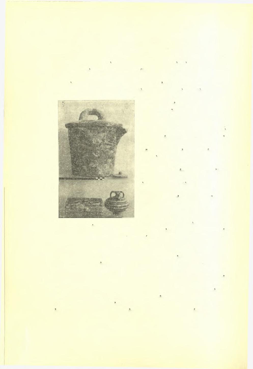 626 Πρακτικά τής Αρχαιολογικής Εταιρείας 1952 ματισθεΐσαν διά τήν έπέκτασιν τοϋ θαλάμου, ή είσοδος καί 6 δρόμος μειοϋνται βαθμηδόν προς τά έξω, ή δέ κάθοδος προς τον τάφον γίνεται διά πλατέων και
