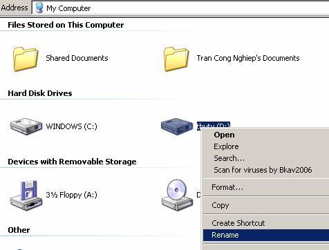 Để truy cập ổ đĩa, từ màn hình My computer hoặc từ màn hình Explorer, chọn ổ đĩa bằng cách kích kép chuột trá vào tên ổ đĩa.