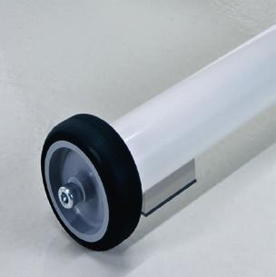 Rednerpult Alura weiß Modernes Pult aus weiß lackierten Rundröhre und gebogenen Aluplatten. Mit 2 Rollen.