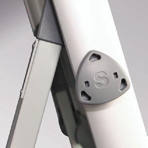 Aus weiß lackiertem Stahl, eloxierten Aluminium- Rahmen und graue Kunst-stoff-Ecken.