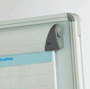 Flipchartklemme, die andere Seite eine Pinntafel mit grauem Filz. Mit 4 Rollen (2 mit Bremse) und einer robus-ten Stahlkonstruktion mit Querstrebe.