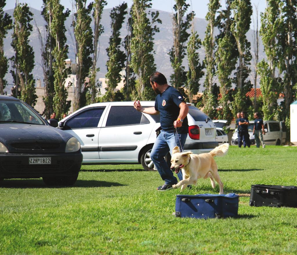 καθώς ο σκύλος ακολουθεί το συνοδό του σε οποιαδήποτε μετακίνησή του, ακόμα και στην άδειά του. «Η σχέση μεταξύ συνοδού και αστυνομικού σκύλου είναι αυτή μεταξύ γονιού και παιδιού.