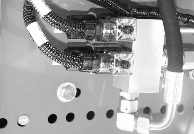 Συντήρηση 17.18.2 Ηλεκτρομαγνητικές βαλβίδας Εικ. 292 Οι ηλεκτρομαγνητικές βαλβίδες (2) βρίσκονται στην αριστερή πλευρά της μηχανής πίσω από το προστατευτικό.