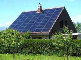 Slika 75 Primer sončne elektrarne na stanovanski hiši Sončne elektrarne na večjih poslovnih stavbah Velika prednost postavitve sončne elektrarne na