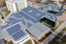 Poleg vsega je prednost tudi v velikosti stavb, saj se lahko investicija v sončno elektrarno na streh poslovne stavbe izjemno hitro povrne.