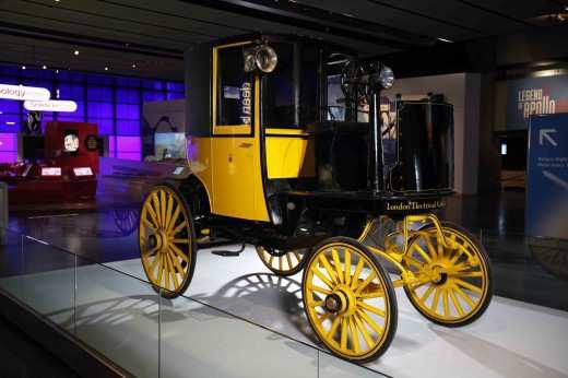 Slika 2: the Bersey taxi, najstarejši Londonski električni taksi 2 The Electric Vehicle Company je sestavljala tudi električne tovornjake in avtobuse, ki pa so bili zelo težki in niso mogli