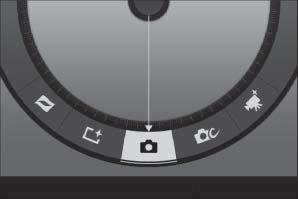 Το Κουμπί C (Δράσης) Ορισμένες λειτουργίες μπορούν να εκτελεστούν κρατώντας πατημένο το κουμπί C και κρατώντας τη φωτογραφική μηχανή σε κλίση προς τα αριστερά ή προς τα δεξιά.