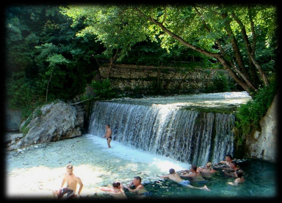 Απλώνονται στους πρόποδες του όρους Καϊμάκτσαλαν, λίγα χιλιόμετρα από τα Ελληνοσκοπιανά σύνορα και σε κοντινή απόσταση από την Έδεσσα αλλά και από το ψηλότερο Ελληνικό χιονοδρομικό κέντρο Βόρρας (